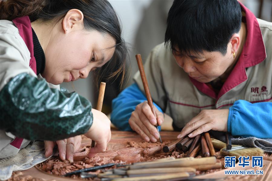 工作人员在浙江省工艺美术大师张向荣创立的明堂红木家具雕花车间内雕刻作品（10月20日摄）。 新华社记者 翁忻旸 摄