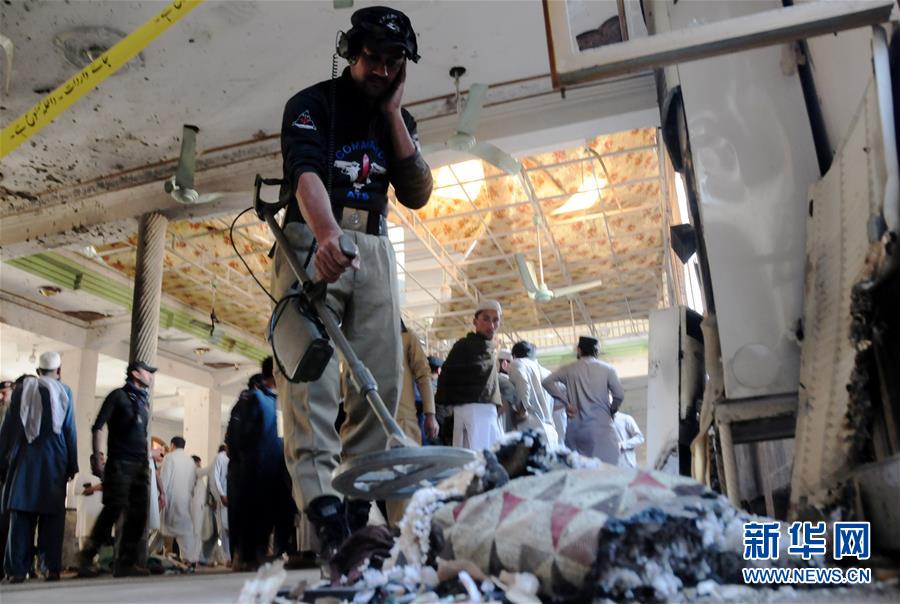 10月27日，警察在巴基斯坦白沙瓦的爆炸现场工作。 据巴基斯坦媒体报道，该国西北部开伯尔-普什图省首府白沙瓦一所宗教学校27日发生爆炸，目前已造成4名儿童死亡，另有包括儿童在内的35人受伤。 新华社发（赛义德·艾哈迈德摄）