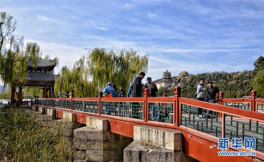 10月27日，游人在颐和园观赏秋色。 秋意渐浓，大批市民和游客来到北京颐和园观赏秋景。 新华社记者 李欣 摄