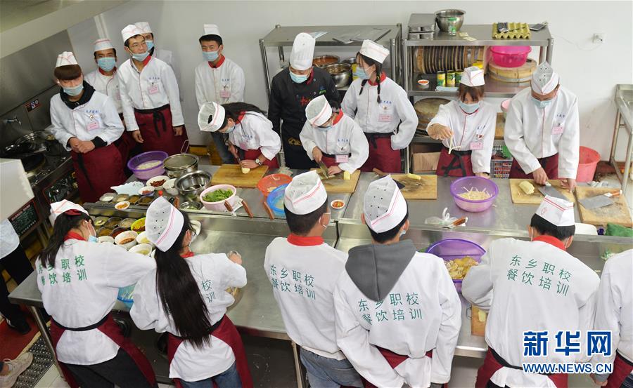 10月27日，在东乡县职业技术学校，学员练习烹饪技能。 甘肃省临夏回族自治州东乡族自治县属于“三区三州”深度贫困地区。近年来，该县因地制宜、精准施策，采取免费“订单培训”等模式，开设中式烹饪、美容美发、拉面技术等课程，引导贫困群众发展劳务产业，助力脱贫攻坚。目前，当地特色劳务技艺培训已经走上了品牌化、专业化道路。 新华社发（史有东 摄）