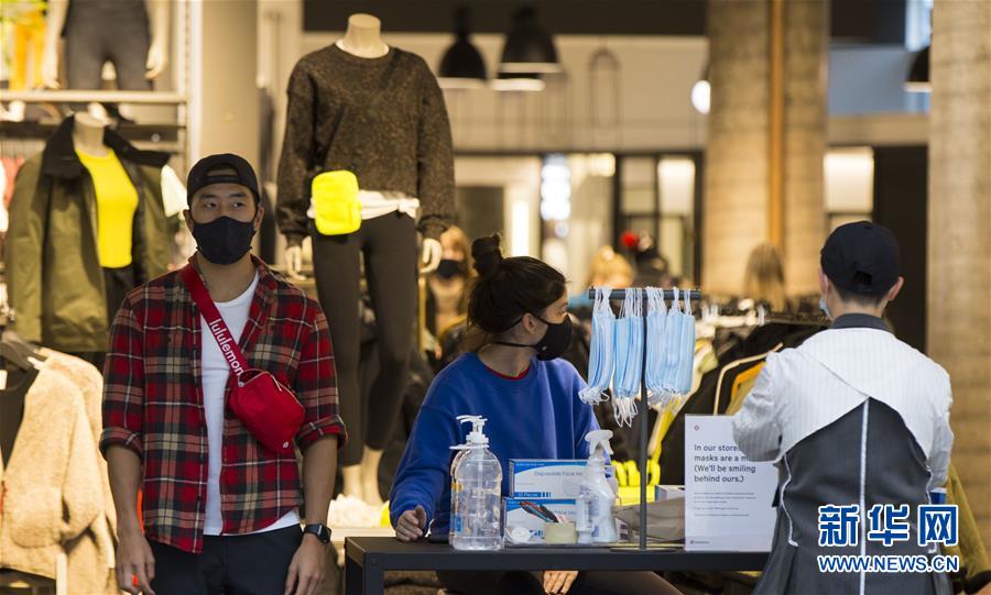 10月27日，在加拿大多伦多，个人防护用品摆放在一家商店的入口处。新华社发（邹峥摄）