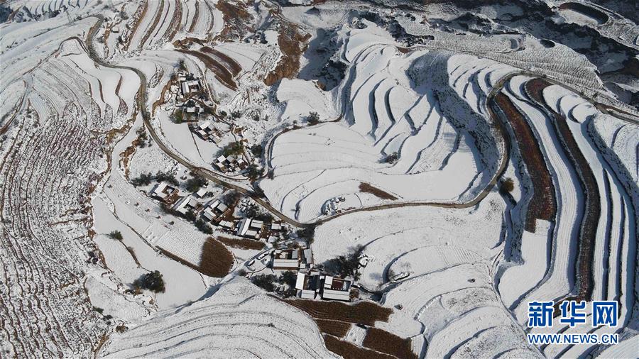 这是10月28日在甘肃省定西市安定区青岚乡境内拍摄的雪景（无人机照片）。 受冷空气影响，甘肃省定西市10月27日迎来降雪。雪后的黄土高原银装素裹，村庄和梯田构成一幅水墨画卷。 新华社发（王克贤 摄）