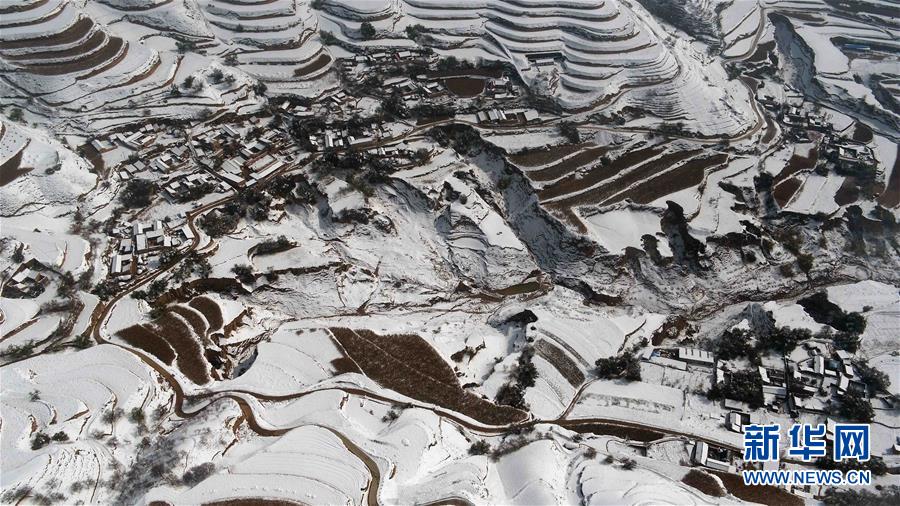 这是10月28日在甘肃省定西市安定区青岚乡境内拍摄的雪景（无人机照片）。 受冷空气影响，甘肃省定西市10月27日迎来降雪。雪后的黄土高原银装素裹，村庄和梯田构成一幅水墨画卷。 新华社发（王克贤 摄）