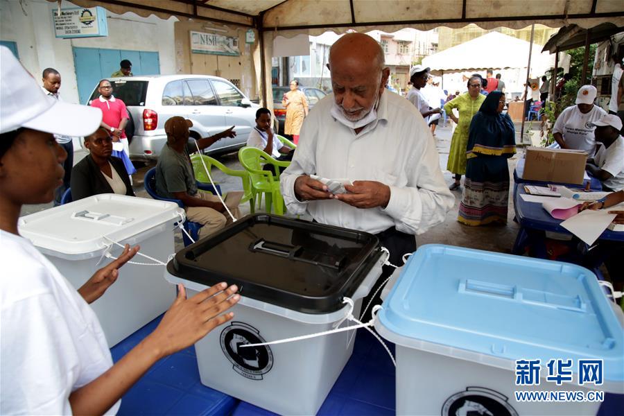 10月28日，一名男子在坦桑尼亚达累斯萨拉姆的一个投票站投票。 坦桑尼亚28日开始举行大选投票。投票从当地时间7时开始，16时结束，投票结果预计于31日前后公布。 新华社发