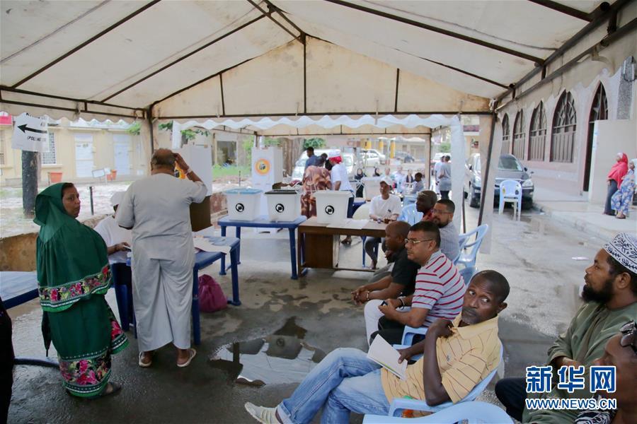 10月28日，选民在坦桑尼亚达累斯萨拉姆的一个投票站等候投票。 坦桑尼亚28日开始举行大选投票。投票从当地时间7时开始，16时结束，投票结果预计于31日前后公布。 新华社发