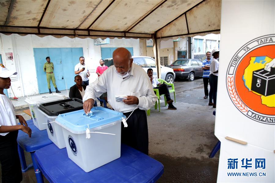 10月28日，一名男子在坦桑尼亚达累斯萨拉姆的一个投票站投票。 坦桑尼亚28日开始举行大选投票。投票从当地时间7时开始，16时结束，投票结果预计于31日前后公布。 新华社发