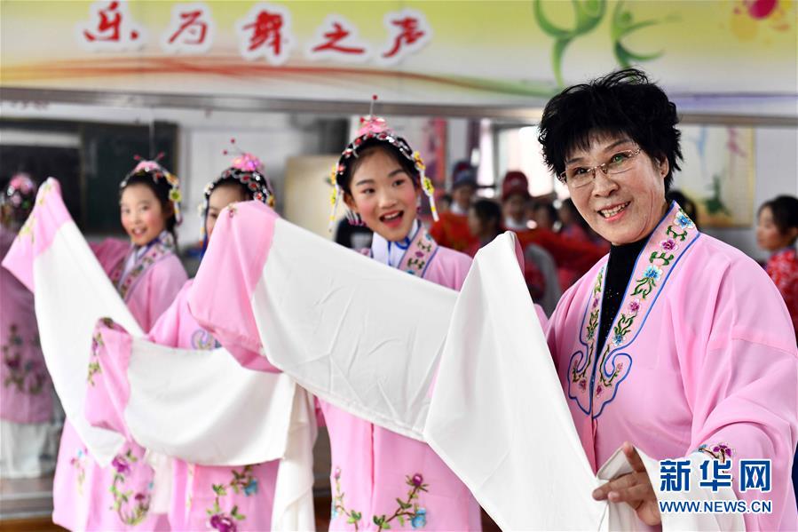 10月28日，在枣庄市台儿庄区西关小学，文艺志愿者张凤云在指导小学员练身段。新华社记者 郭绪雷 摄