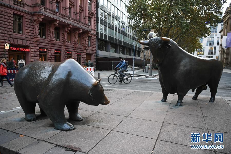 这是10月28日在德国法兰克福证券交易所外拍摄的“熊牛对峙”雕塑。 德国法兰克福股市DAX指数28日下跌503.06点，跌幅为4.17%，报收于11560.51点。 新华社记者逯阳摄