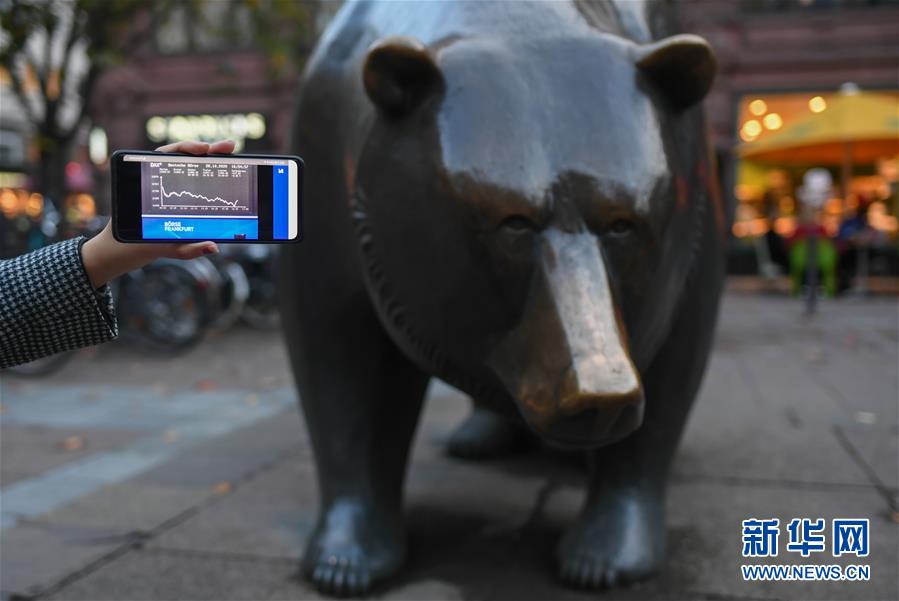 这是10月28日在德国法兰克福证券交易所外的“熊牛对峙”雕塑旁拍摄的手机屏幕上显示的实时法兰克福股市DAX指数。 德国法兰克福股市DAX指数28日下跌503.06点，跌幅为4.17%，报收于11560.51点。 新华社记者逯阳摄