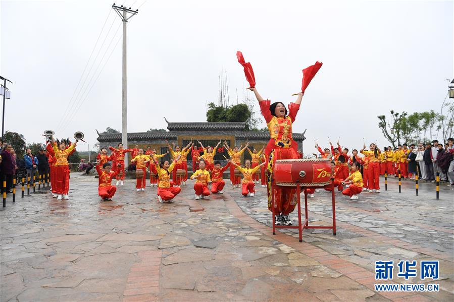 10月28日，在重庆市梁平区礼让镇，表演者在表演国家级非遗项目“梁平癞子锣鼓”。 重庆市梁平区是中国民间文化艺术之乡，非遗文化底蕴浓厚，共有非物质文化遗产90项，其中包括梁山灯戏、梁平竹帘、梁平木版年画、梁平癞子锣鼓、梁平抬儿调等5项国家级非遗项目，以及礼让草把龙、梁平土法造纸技艺、铜乐锻造技艺等21项市级非遗项目。 新华社记者 唐奕 摄