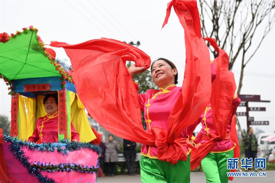 10月28日，在重庆市梁平区礼让镇，表演者在表演市级非遗项目“彩龙船”。 重庆市梁平区是中国民间文化艺术之乡，非遗文化底蕴浓厚，共有非物质文化遗产90项，其中包括梁山灯戏、梁平竹帘、梁平木版年画、梁平癞子锣鼓、梁平抬儿调等5项国家级非遗项目，以及礼让草把龙、梁平土法造纸技艺、铜乐锻造技艺等21项市级非遗项目。 新华社记者 唐奕 摄