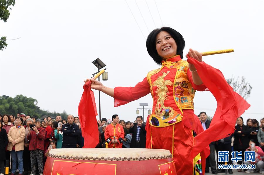 10月28日，在重庆市梁平区礼让镇，表演者在表演国家级非遗项目“梁平癞子锣鼓”。 重庆市梁平区是中国民间文化艺术之乡，非遗文化底蕴浓厚，共有非物质文化遗产90项，其中包括梁山灯戏、梁平竹帘、梁平木版年画、梁平癞子锣鼓、梁平抬儿调等5项国家级非遗项目，以及礼让草把龙、梁平土法造纸技艺、铜乐锻造技艺等21项市级非遗项目。 新华社记者 唐奕 摄