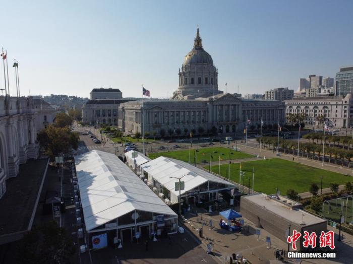 资料图:当地时间10月5日,美国加州旧金山市政厅投票中心在户外向2020年美国大选的选民开放。<a target='_blank' href='http://www.chinanews.com/'>中新社</a>记者 刘关关 摄 点击进入下一页