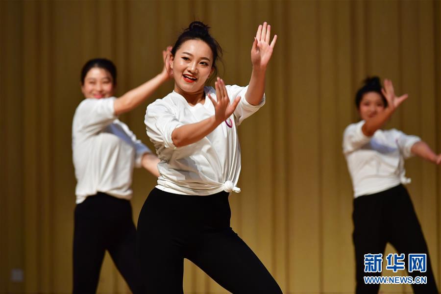 10月29日，舞蹈教师在结业展示上表演。 当日，由中国舞蹈家协会和甘肃省舞蹈家协会共同主办的2020全国中小学舞蹈教师培优计划（甘肃站）结业展示在兰州市第十四中学举行，来自甘肃省内各地的50位中小学舞蹈教师在为期10天的培训中，系统学习了舞蹈理论知识、提升了舞蹈专业能力和教学方法。计划旨在进一步加强中小学舞蹈教学师资水平和中小学生舞蹈素养。 新华社记者 陈斌 摄