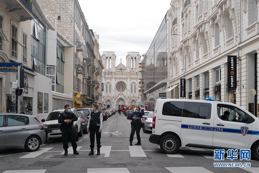 10月29日，警察在法国尼斯发生持刀伤人事件的教堂附近警戒。 新华社发（塞尔日·阿乌齐摄）