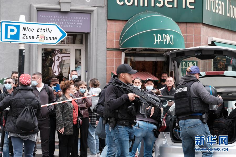 10月29日，警察在法国尼斯发生持刀伤人事件的教堂附近展开工作。 新华社发（塞尔日·阿乌齐摄）