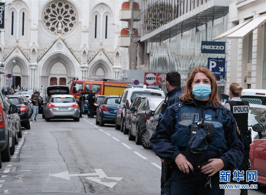 10月29日，警察在法国尼斯发生持刀伤人事件的地点附近警戒。 新华社发（塞尔日·阿乌齐摄）