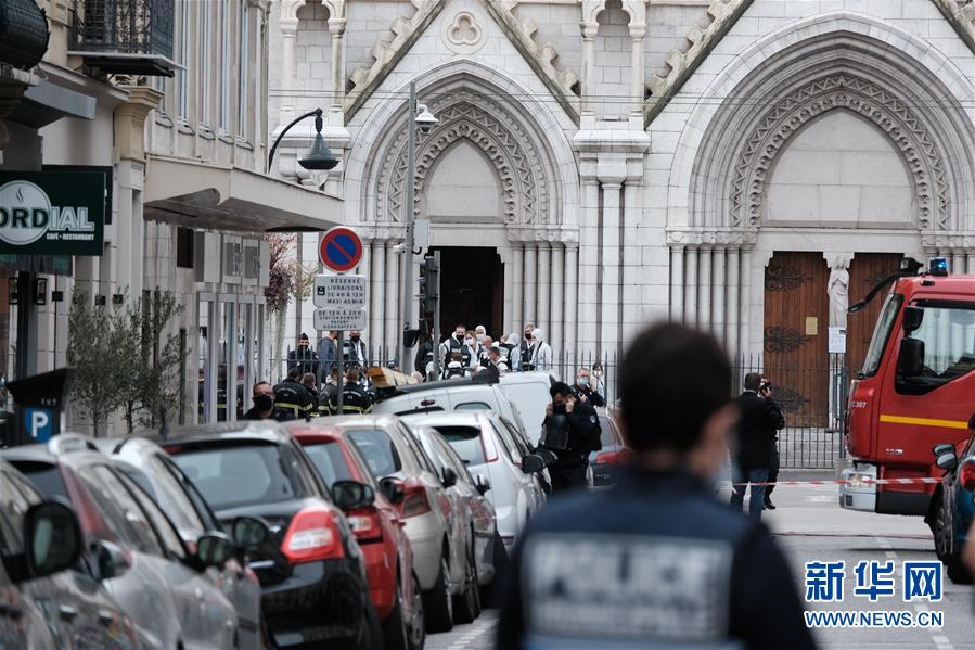 10月29日，调查人员在法国尼斯发生持刀伤人事件的教堂附近展开工作。 新华社发（塞尔日·阿乌齐摄）