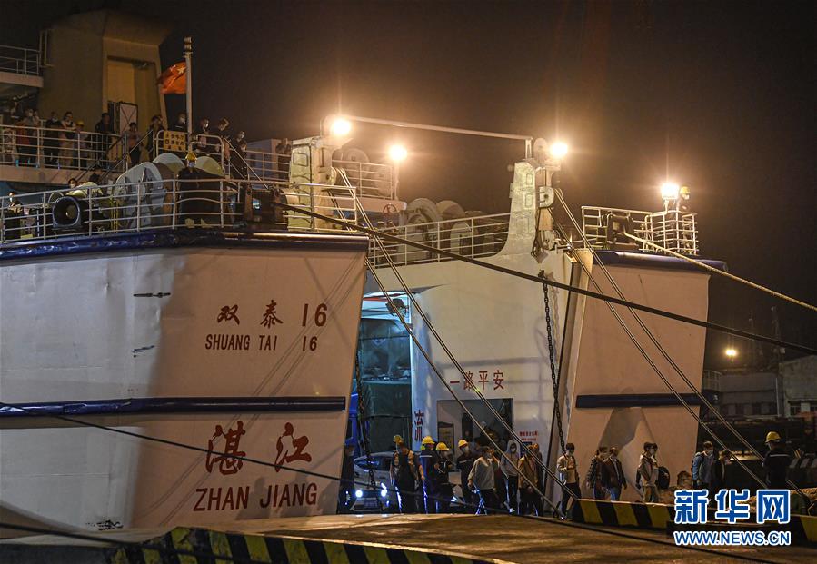10月29日，抵达海口秀英港的客滚船乘客下船。新华社记者 蒲晓旭 摄