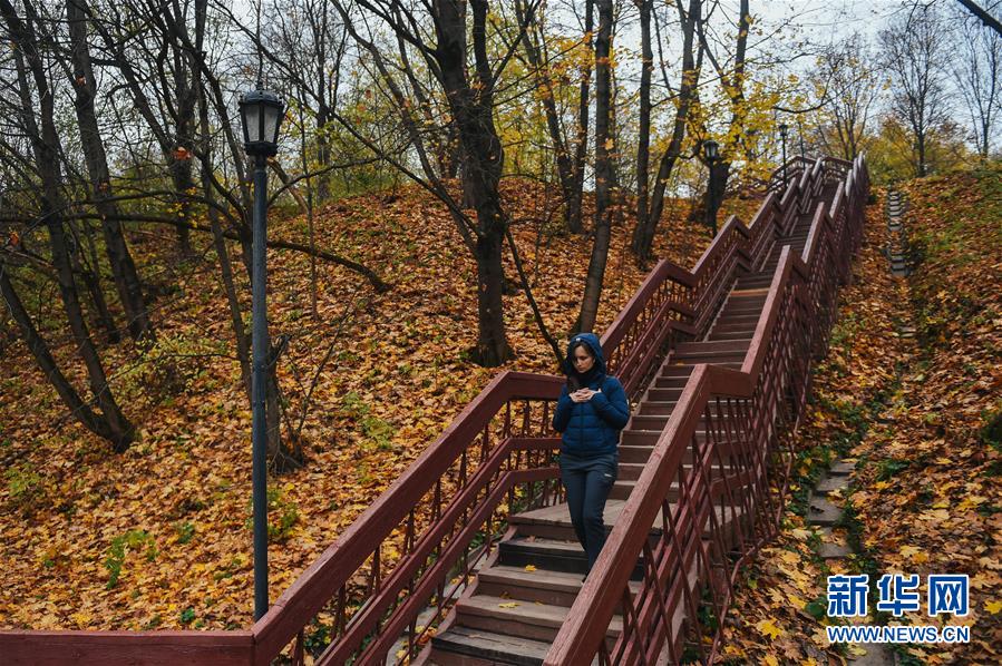 10月29日，人们在俄罗斯莫斯科的科罗缅斯克庄园漫步。 科罗缅斯克庄园位于俄罗斯首都莫斯科东南，占地390公顷。作为莫斯科著名的文化古迹，科罗缅斯克庄园每天吸引众多游客前来游览。 新华社发（叶甫盖尼·西尼岑摄）