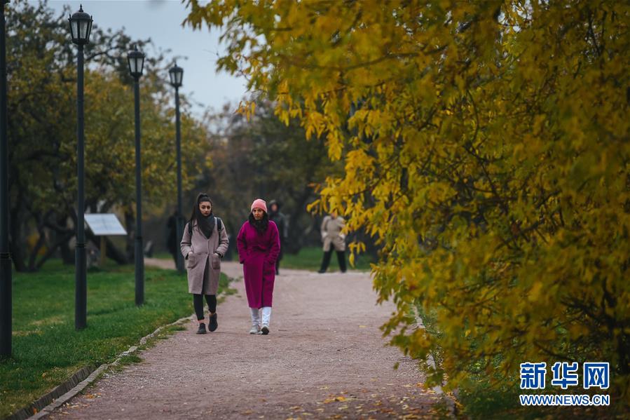 10月29日，人们在俄罗斯莫斯科的科罗缅斯克庄园漫步。 科罗缅斯克庄园位于俄罗斯首都莫斯科东南，占地390公顷。作为莫斯科著名的文化古迹，科罗缅斯克庄园每天吸引众多游客前来游览。 新华社发（叶甫盖尼·西尼岑摄）