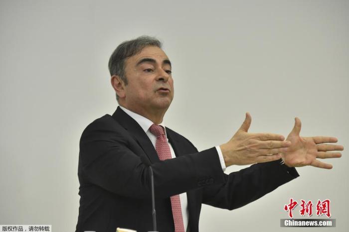 据日本共同社报道,8日,因违反《金融商品交易法》等罪名被起诉、于保释期间逃亡至黎巴嫩的日产汽车公司前董事长卡洛斯·戈恩(65岁),在首都贝鲁特举行记者会,称“一天被审讯8小时,而且律师不能在场”,批评了日本的司法制度。他主张称“坚信自己是清白的”,强调从日本逃亡的正当性称“是为了保护自己”。据报道,这是戈恩逃亡后首次在公开场合露面。日本共同社称,他欲拉拢国际舆论、主张自身的清白。图为戈恩首次在公开场合露面。 点击进入下一页