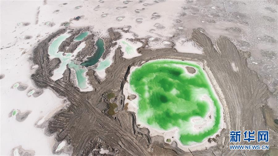 这是10月30日拍摄的翡翠湖景色（无人机照片）。 翡翠湖位于青海省海西蒙古族藏族自治州，由于湖底深浅不一、所含矿物质浓度不同，湖水呈现不同深度的绿色，宛若镶嵌在戈壁上的“绿宝石”。 新华社记者 赵玉和 摄