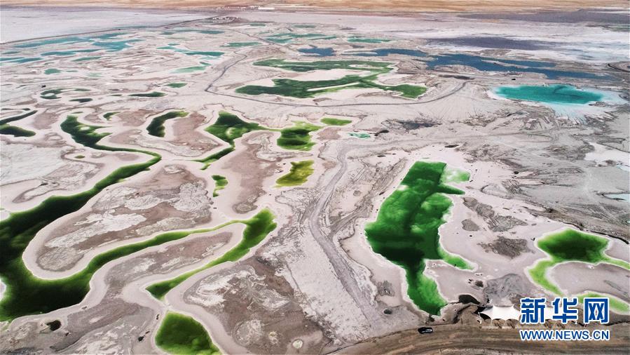 这是10月30日拍摄的翡翠湖景色（无人机照片）。 翡翠湖位于青海省海西蒙古族藏族自治州，由于湖底深浅不一、所含矿物质浓度不同，湖水呈现不同深度的绿色，宛若镶嵌在戈壁上的“绿宝石”。 新华社记者 赵玉和 摄