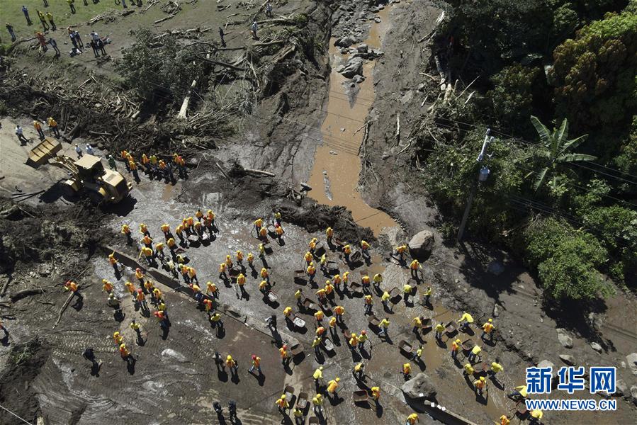 这是10月30日拍摄的萨尔瓦多内哈帕市泥石流灾害搜救现场（无人机照片）。 萨尔瓦多民防部门30日说，该国中部圣萨尔瓦多省内哈帕市29日晚发生泥石流灾害，造成至少6人死亡，超过30人失踪。 新华社发（亚历山大·培尼亚摄）
