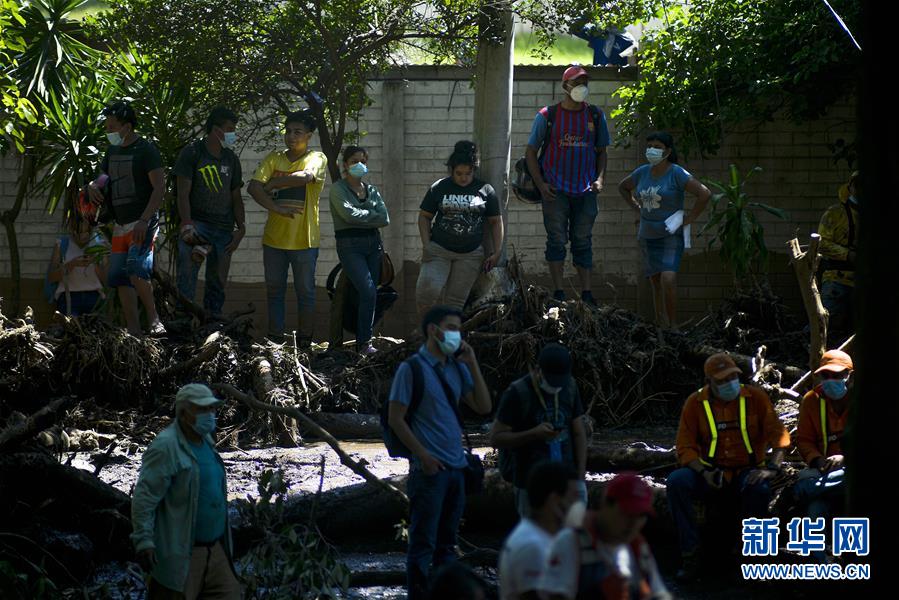 10月30日，人们聚集在萨尔瓦多内哈帕市泥石流灾害搜救现场。 萨尔瓦多民防部门30日说，该国中部圣萨尔瓦多省内哈帕市29日晚发生泥石流灾害，造成至少6人死亡，超过30人失踪。 新华社发（亚历山大·培尼亚摄）