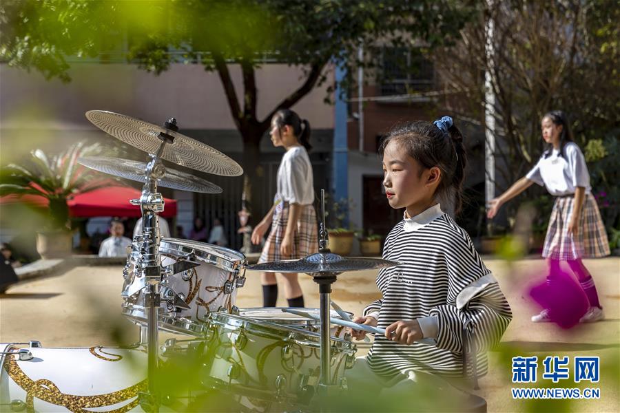 10月30日，贵州省毕节市黔西县第一小学学生进行声乐表演。 近年来，贵州省毕节市黔西县第一小学在做好教学工作的同时，常态化开展一系列课外活动，丰富和繁荣校园文化生活，让孩子们快乐学习、健康成长。 新华社发（范晖 摄）