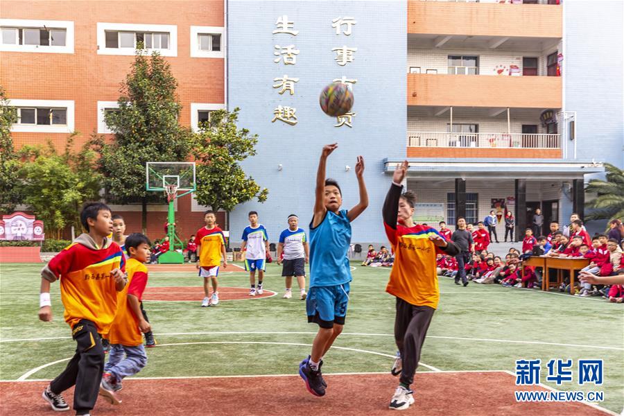 10月29日，贵州省毕节市黔西县第一小学学生进行篮球比赛。 近年来，贵州省毕节市黔西县第一小学在做好教学工作的同时，常态化开展一系列课外活动，丰富和繁荣校园文化生活，让孩子们快乐学习、健康成长。 新华社发（范晖 摄）