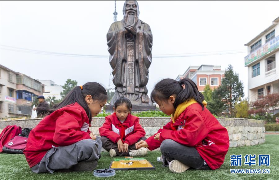 10月29日，贵州省毕节市黔西县第一小学学生在课外下围棋。 近年来，贵州省毕节市黔西县第一小学在做好教学工作的同时，常态化开展一系列课外活动，丰富和繁荣校园文化生活，让孩子们快乐学习、健康成长。 新华社发（范晖 摄）