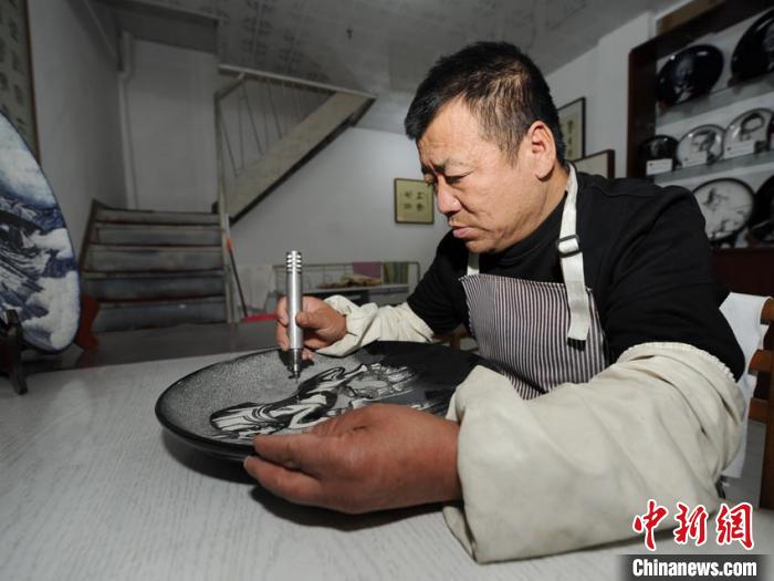 刘世杰正在制作瓷刻作品 刘栋 摄