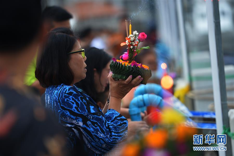 10月31日，泰国民众在曼谷湄南河边放水灯。 当日是泰国传统节日水灯节，泰国各地民众前往河流或湖泊沿岸施放水灯，祈求流水带走厄运，未来幸福如意。 新华社发（拉亨摄）