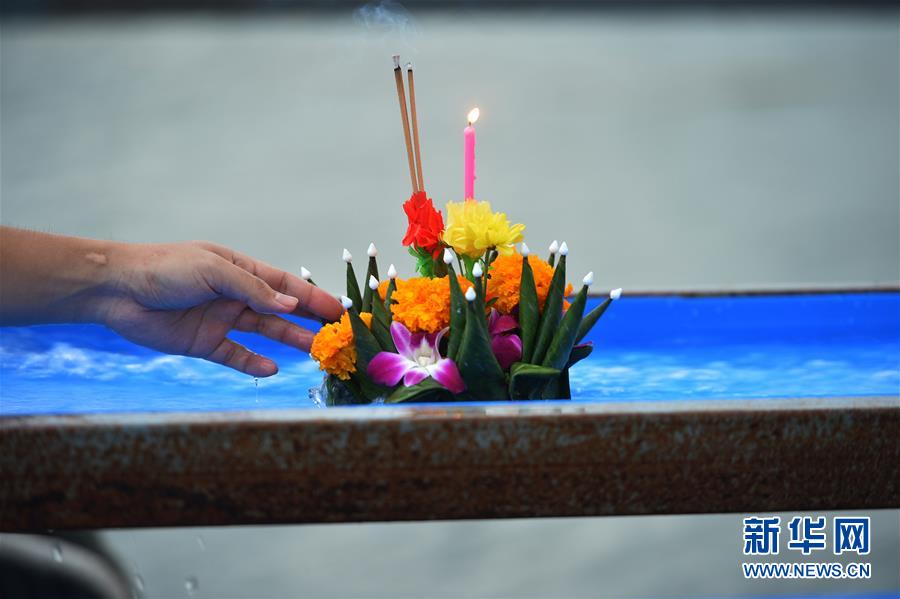 这是10月31日在泰国曼谷湄南河边拍摄的水灯。 当日是泰国传统节日水灯节，泰国各地民众前往河流或湖泊沿岸施放水灯，祈求流水带走厄运，未来幸福如意。 新华社发（拉亨摄）