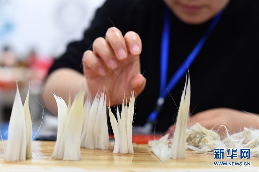 (社会)(3)毛笔制作比赛在湖笔之乡举行