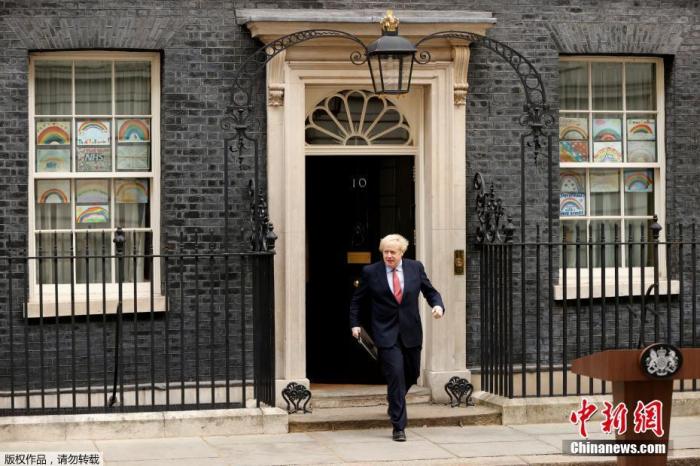 当地时间4月27日,英国首相约翰逊返回位于唐宁街10号的首相官邸恢复工作。 点击进入下一页