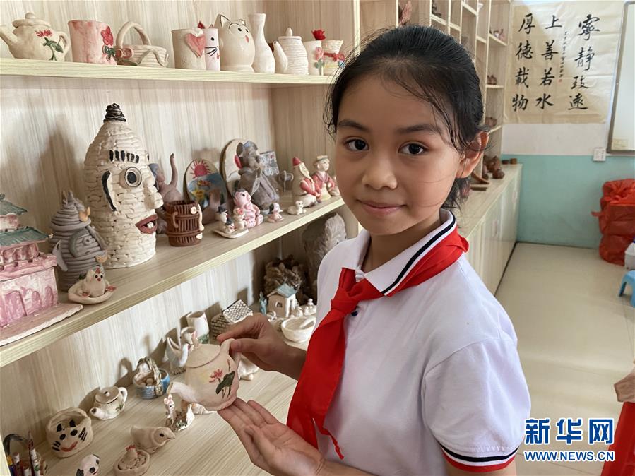 广西北海市合浦县石康镇康乐小学学生展示自己创作的陶艺作品（9月25日摄）。 新华社记者 林凡诗 摄
