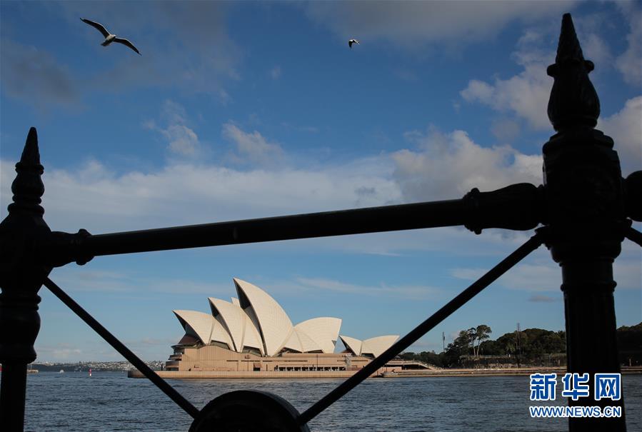这是11月2日在澳大利亚悉尼拍摄的悉尼歌剧院。 澳大利亚悉尼歌剧院今年3月因新冠肺炎疫情关闭后，于11月1日晚间重新向观众开放。 新华社记者 白雪飞 摄