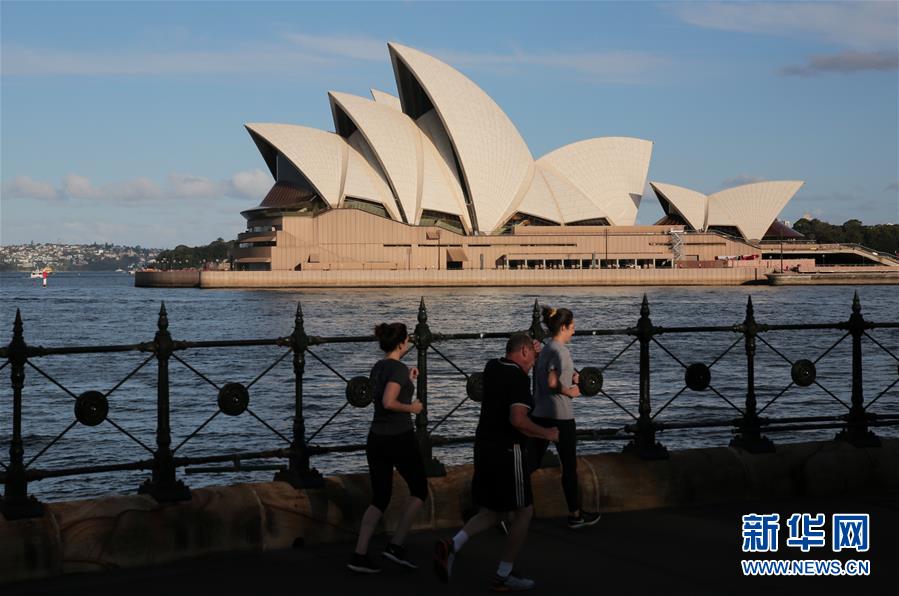 11月2日，在澳大利亚悉尼，市民在悉尼歌剧院对岸跑步。 澳大利亚悉尼歌剧院今年3月因新冠肺炎疫情关闭后，于11月1日晚间重新向观众开放。 新华社记者 白雪飞 摄