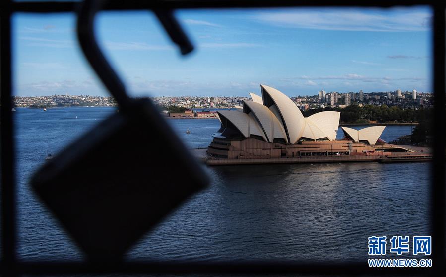 11月2日，在澳大利亚悉尼，阳光照在悉尼歌剧院上。 澳大利亚悉尼歌剧院今年3月因新冠肺炎疫情关闭后，于11月1日晚间重新向观众开放。 新华社记者 白雪飞 摄