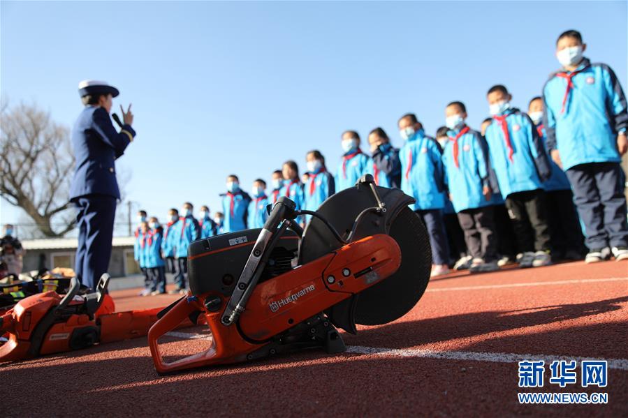 11月3日，消防救援人员在为承德市双桥区普宁小学学生讲解消防安全知识。 当日，河北省承德市双桥区消防救援大队与普宁小学联合开展消防进校园安全互动体验教育活动。学生们通过体验救生设备、安全使用消防器材等，在互动活动中学习消防知识，提升自救能力，迎接“119消防宣传日”。 新华社发（刘环宇 摄）