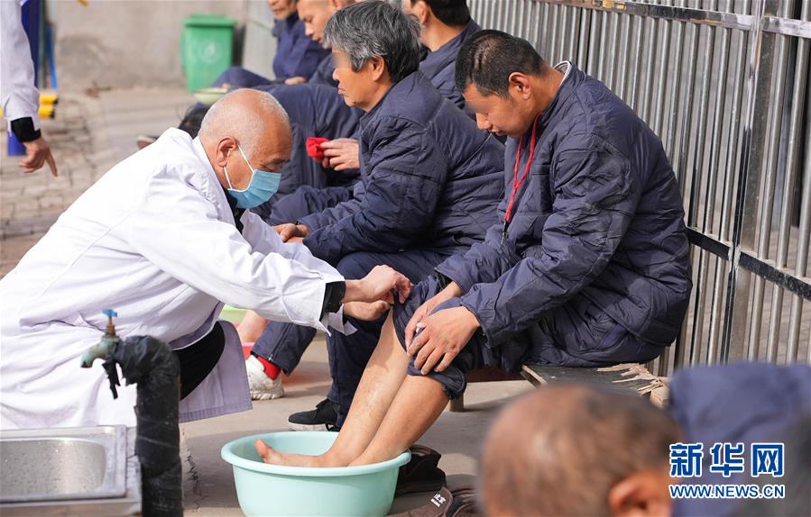 11月3日，在陕西省延安市黄陵县残疾人托养康复中心，医护人员协助残疾人泡脚。陕西省黄陵县残疾人托养康复中心是集康复护理、托养于一体的综合性社会福利机构，主要开展残疾人生活照料、护理、康复治疗等服务工作，目前有56名残疾人在此集中托养。该中心“一站式”解决残疾人生活、护理、康复等难题，让残疾人家属可以放心工作增加家庭收入。 新华社记者 才扬 摄