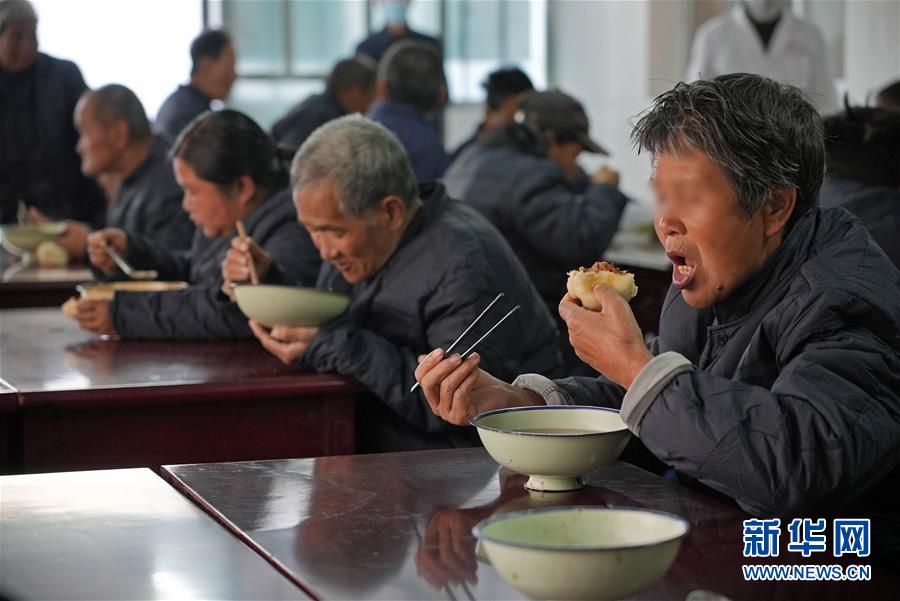 11月3日，在陕西省延安市黄陵县残疾人托养康复中心，残疾人在吃早饭。 新华社记者 才扬 摄