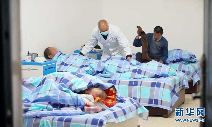 11月2日，在陕西省延安市黄陵县残疾人托养康复中心，医护人员为残疾人盖被子。 新华社记者 才扬 摄
