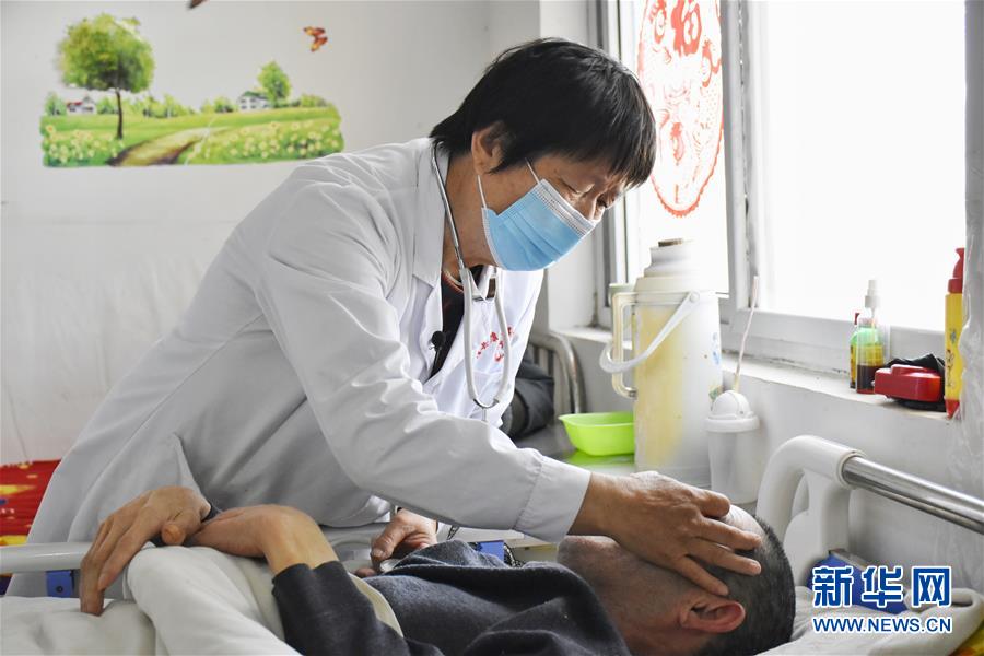 11月3日，王竹梅在滑县康太福利医院查房。新华社记者 韩朝阳 摄