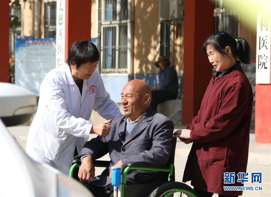 11月3日，王竹梅（左）在医院里和晒太阳的老人聊天。新华社记者 杨静 摄