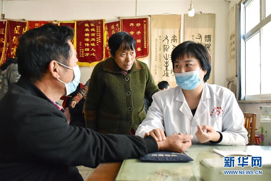 11月3日，王竹梅的女儿程瑞娜在医院为患者诊治。新华社记者 韩朝阳 摄