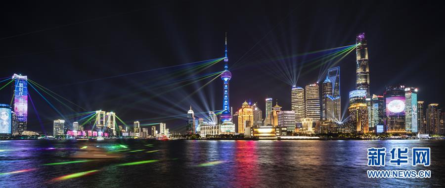 11月4日拍摄的上海陆家嘴光影秀。 当晚，上海陆家嘴开始上演进博会主题光影秀，多彩灯光随着音乐律动闪耀，展示上海开放、创新、包容的城市品格。 新华社记者 张豪夫 摄